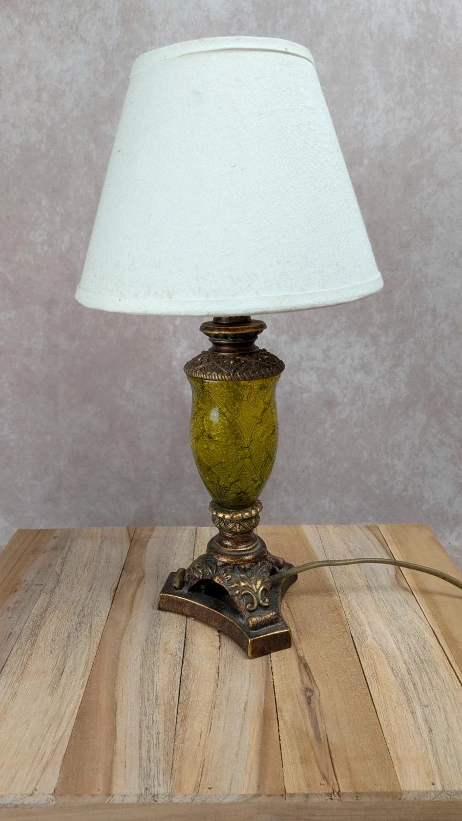 Lampe vintage pied imitation bronze & verre vert relief style ancien – photo 7